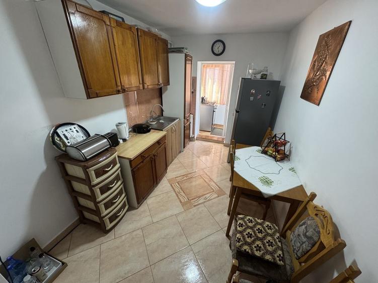 Apartament cu 3 camere decomandat, mobilat în Delfinariu