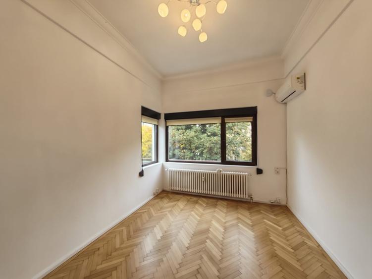 Apartament cu 6 camere nedecomandat în Aviatorilor