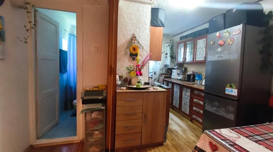 Apartament cu 3 camere semidecomandat în Gojdu