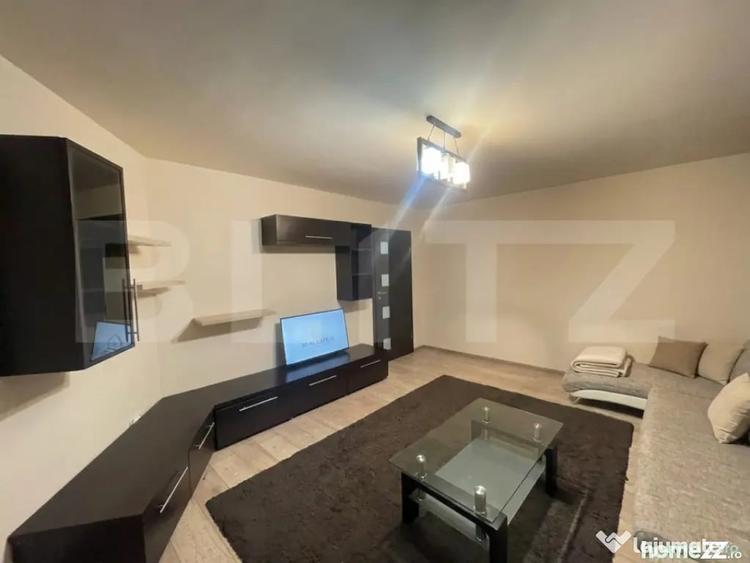 Apartament cu 3 camere decomandat în Calea București