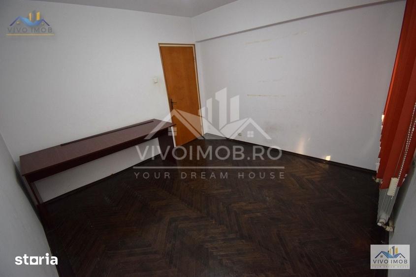 Apartament cu 3 camere semidecomandat în Titan