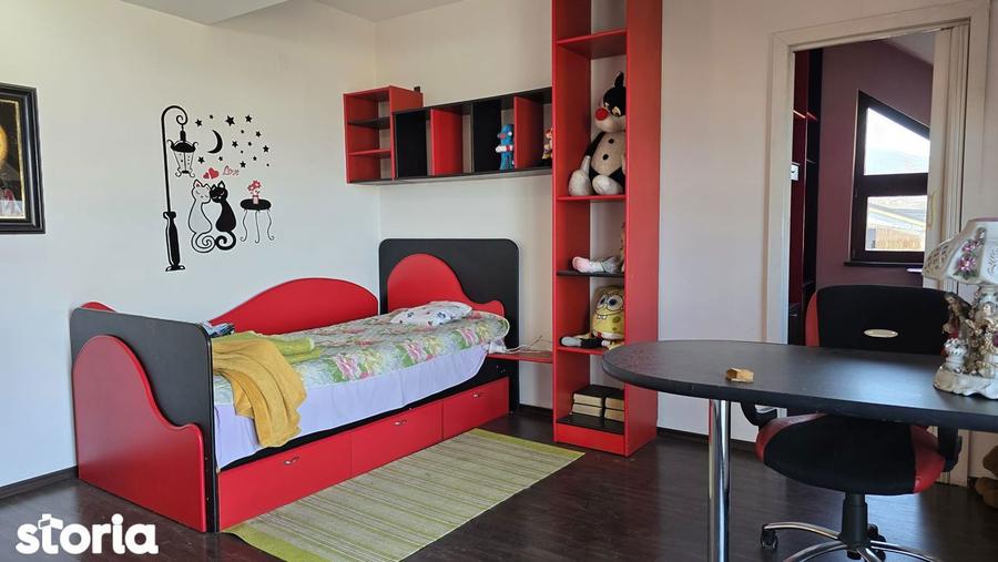 Casă cu 5 camere cu Teren 900 Mp în Zăvoi