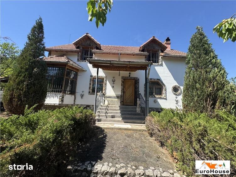 Casă cu 4 camere cu Teren 2700 Mp în Central