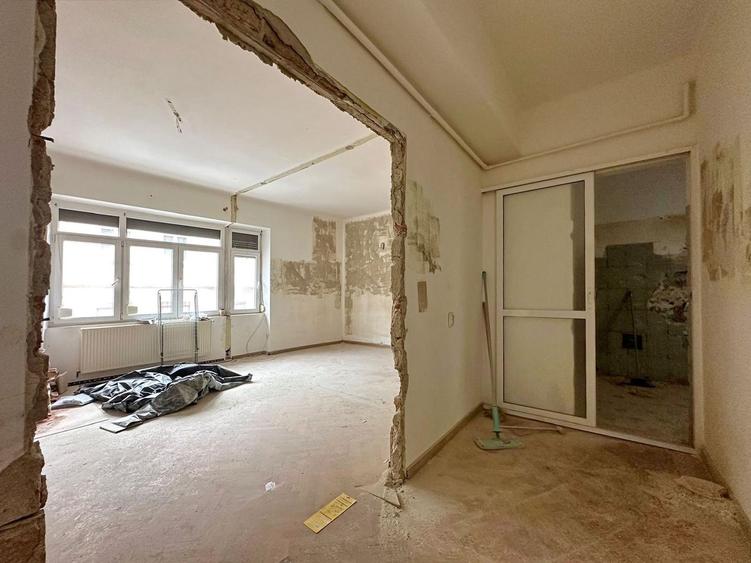 Apartament cu 4 camere semidecomandat în Centrul Istoric