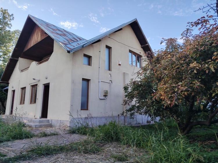 Casă individuală cu 5 camere cu Teren 1020 Mp în Central