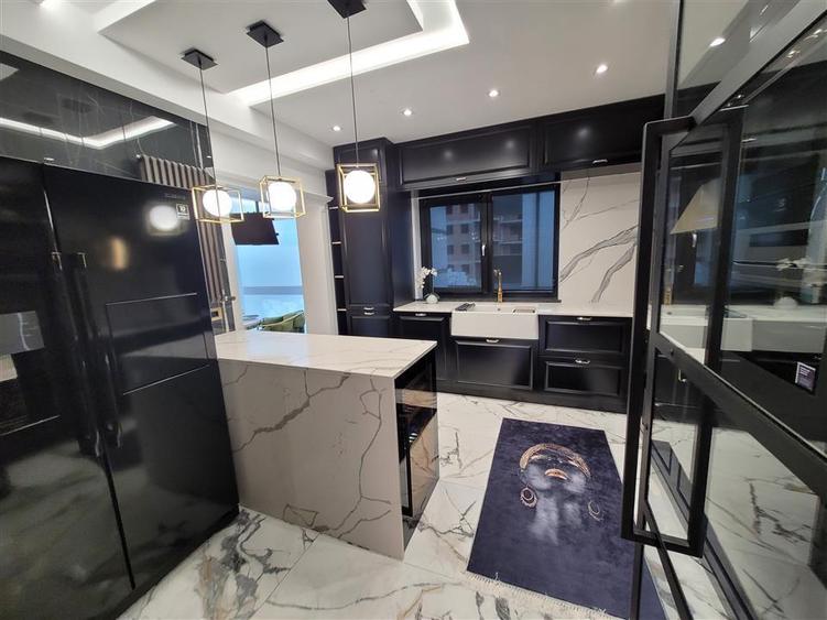 Apartament cu 3 camere decomandat, mobilat în Exterior Nord