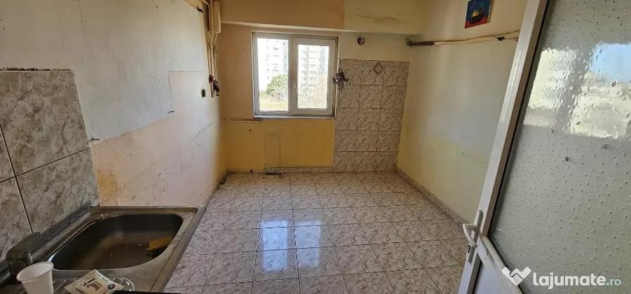 Apartament cu 3 camere decomandat în Faleza Nord