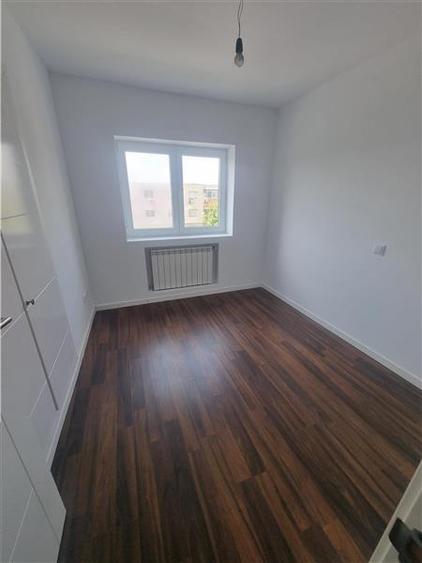 Penthouse cu 5 camere decomandat în 1 Mai