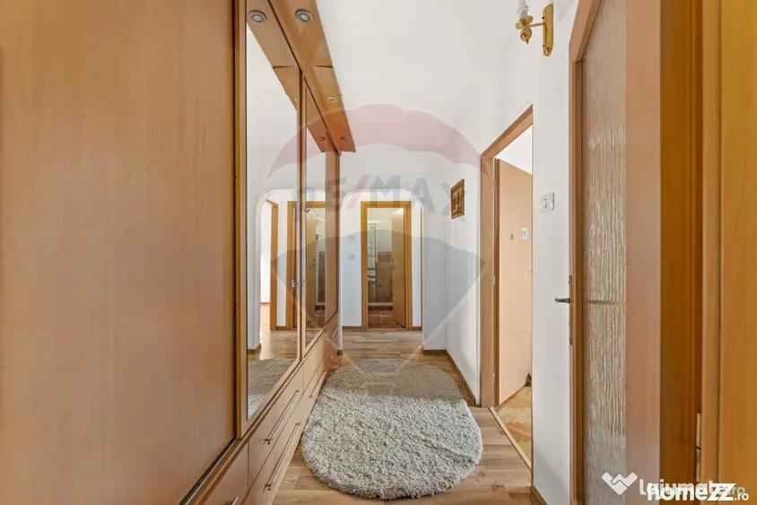 Apartament cu 4 camere decomandat în Intim