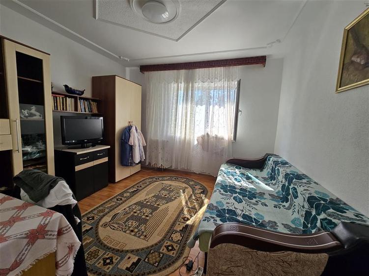 Apartament cu 3 camere decomandat în Nicolina