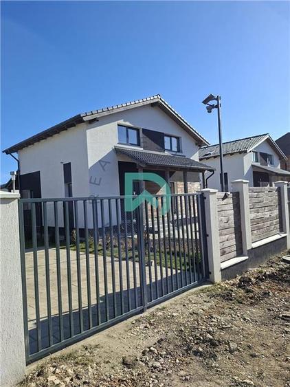Casă cu 4 camere cu Canalizare în Cristian