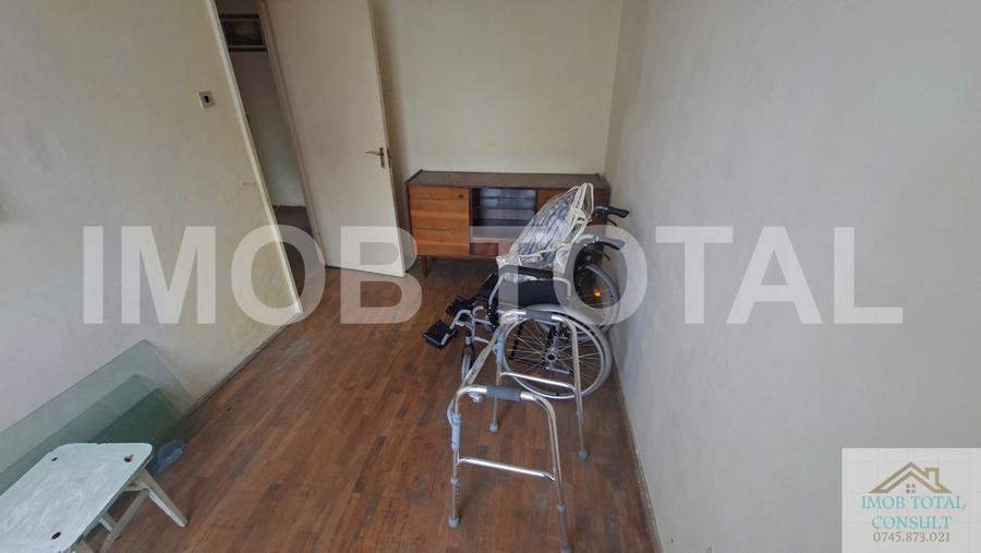 Apartament cu 3 camere semidecomandat în Craiovei