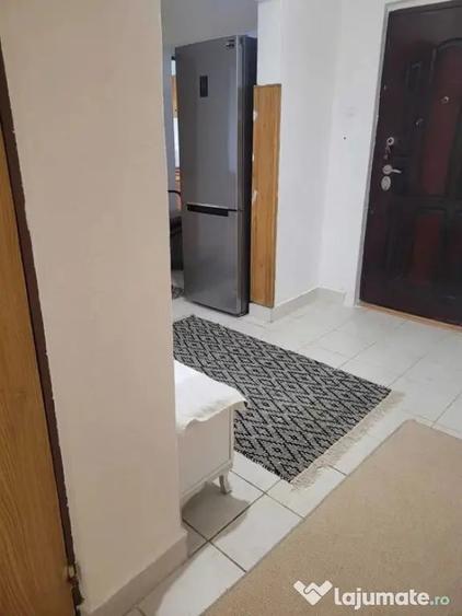 Apartament cu 4 camere decomandat în Est