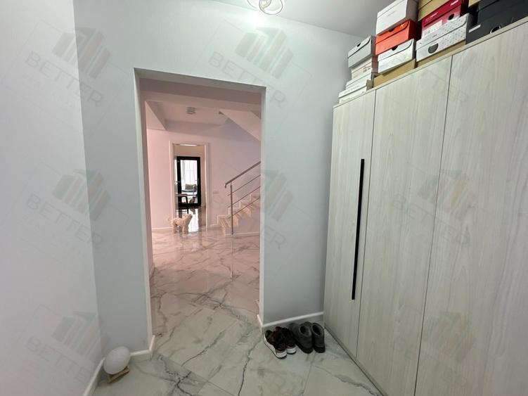 Casă individuală cu 6 camere cu Teren 605 Mp în Central