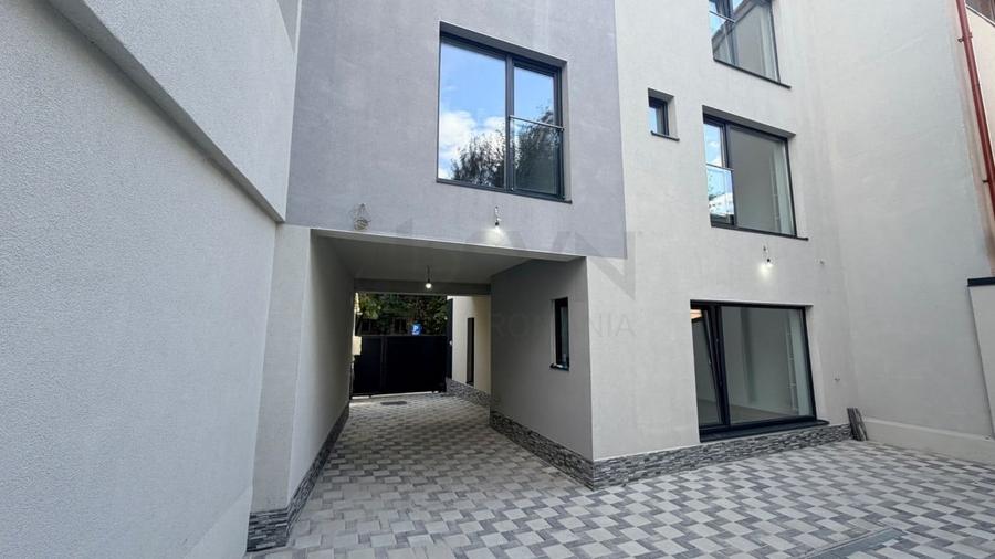Casă individuală cu 6 camere cu Canalizare în Lacul Tei