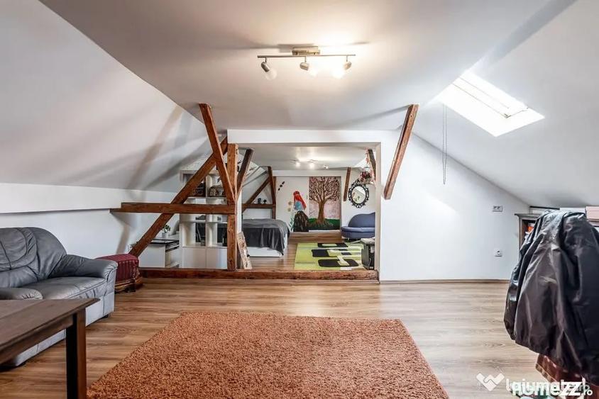 Casă cu 8 camere cu Teren 342 Mp în Șega