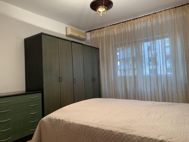 Apartament cu 3 camere decomandat, mobilat în P-ța Victoriei
