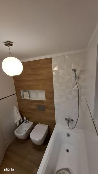 Casă cu 8 camere cu Teren 200 Mp în Central