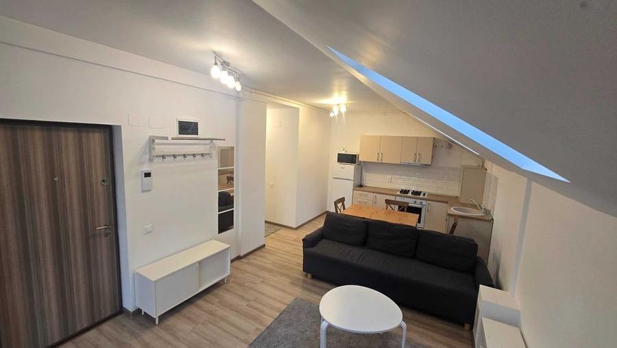 Apartament cu 3 camere decomandat, mobilat în Tei