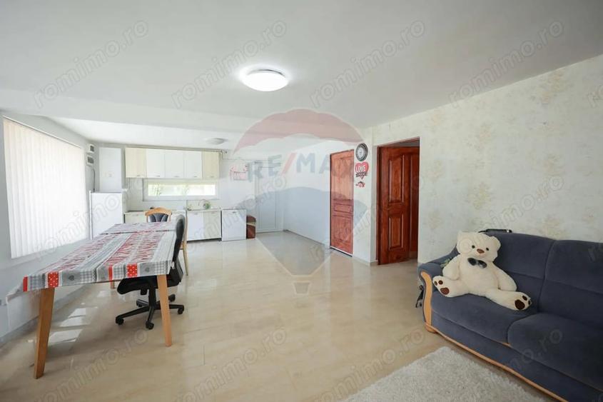 Casă cu 5 camere cu Teren 300 Mp în Sânmartin