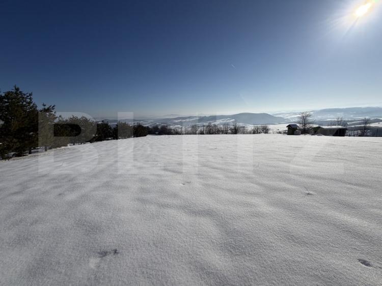 Teren de 1000 mp, în Românași