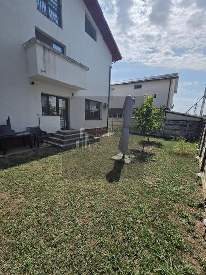 Casă individuală cu 6 camere cu Canalizare în Central