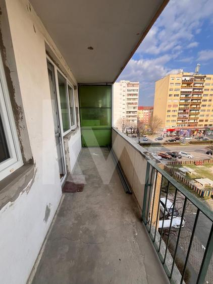 Apartament cu 3 camere semidecomandat, mobilat în Mihai Viteazul