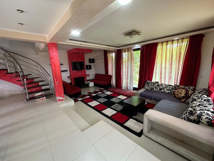 Duplex cu 5 camere cu Canalizare în Exterior Sud