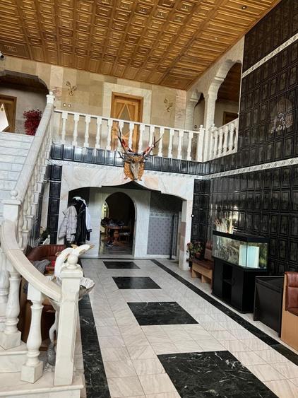 Casă individuală cu 15 camere cu Garaj în Comănești