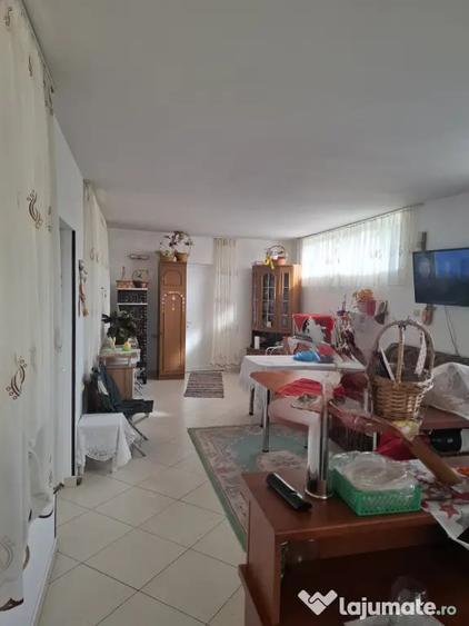 Casă cu 4 camere în Ghioroc