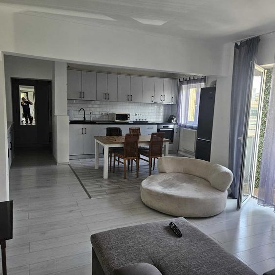 Apartament cu 3 camere decomandat în Micro 15