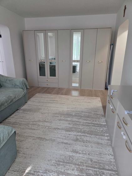 Apartament cu 3 camere semidecomandat în Titan