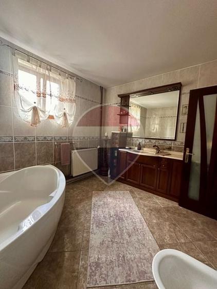 Casă individuală cu 8 camere cu Teren 3000 Mp în Burdujeni