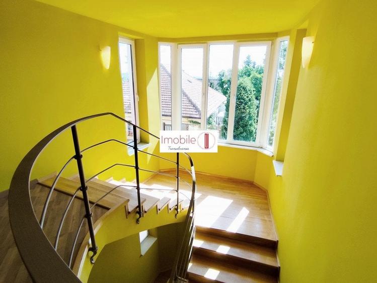 Casă individuală cu 8 camere cu Canalizare în Gruia