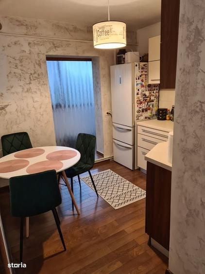 Apartament cu 3 camere decomandat în Boșteni