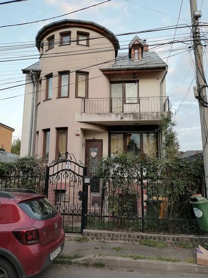 Casă cu 6 camere cu Teren 180 Mp în Băneasa