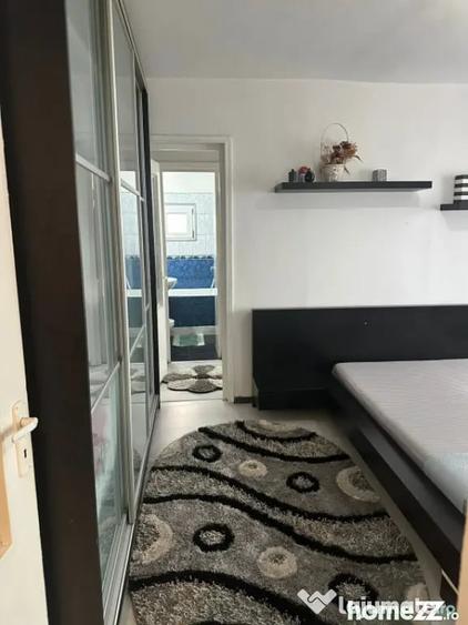 Apartament cu 3 camere semidecomandat în Calea București