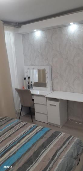 Apartament cu 3 camere în Apărătorii Patriei