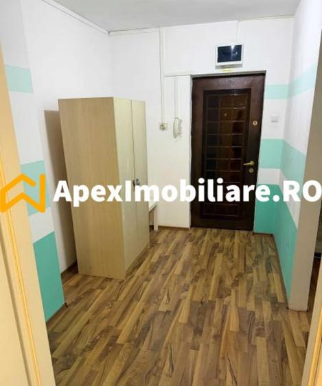 Apartament cu 3 camere semidecomandat în Berceni