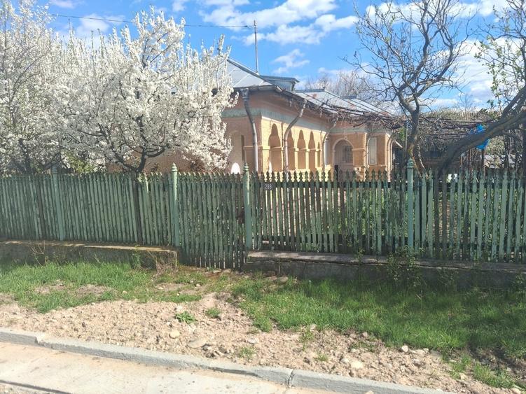 Casă cu 10 camere cu Teren 10000 Mp în Central