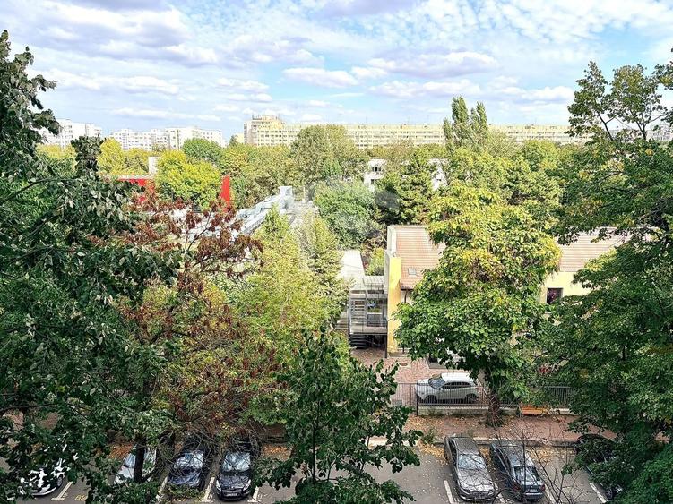 Apartament cu 3 camere semidecomandat în Titan