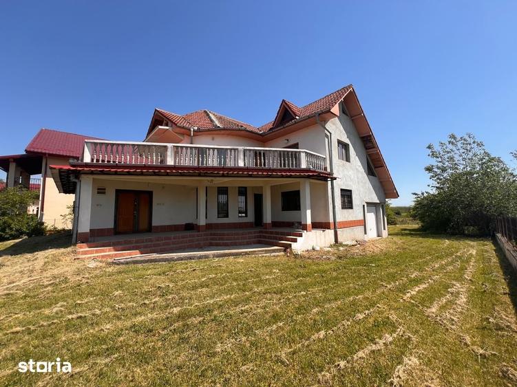 Casă cu 4 camere cu Teren 2704 Mp în Orlești