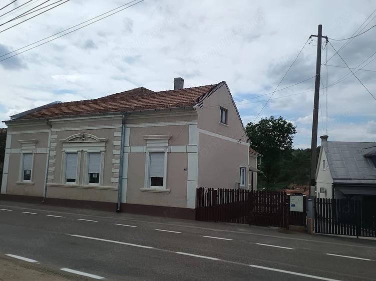 Casă cu 5 camere cu Teren 1579 Mp în Central