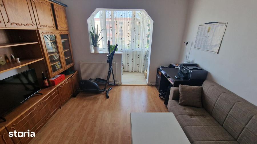Apartament cu 3 camere semidecomandat în Tractorul