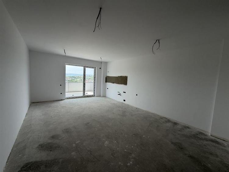 Apartament cu 3 camere semidecomandat în Iris