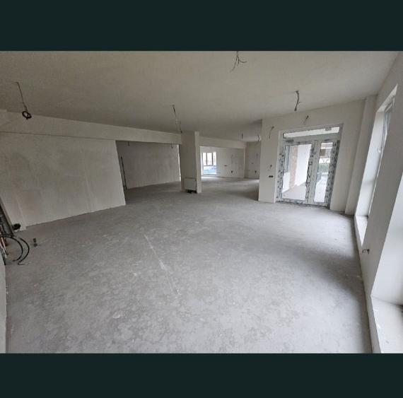 Spațiu comercial, de 200 mp, în Florești