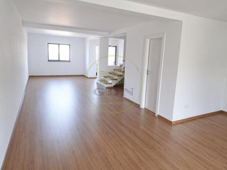 Casă cu 3 camere cu Teren 230 Mp în Leamna de Jos