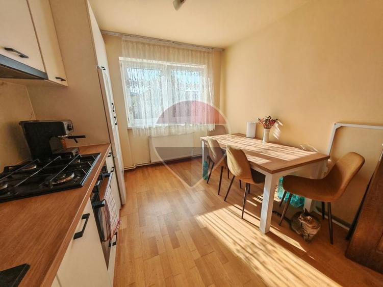 Apartament cu 3 camere decomandat, mobilat în Central