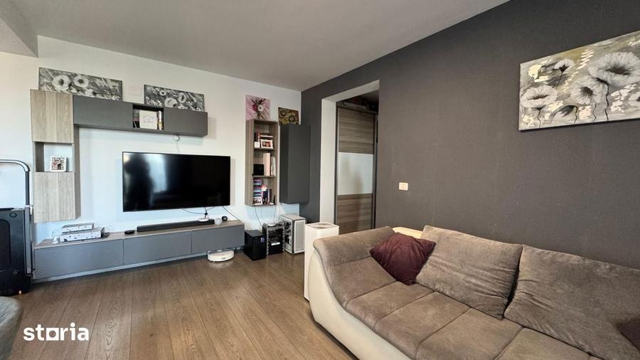Apartament cu 3 camere semidecomandat în Girocului