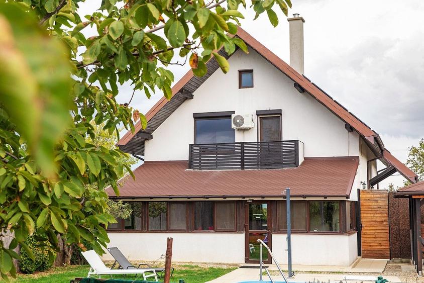 Casă individuală cu 11 camere cu Piscina în Apateu